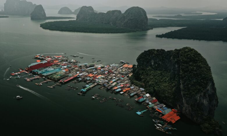 أفضل الأماكن السياحية في بوكيت: شواطئ، جزر، مغامرات وفنادق مميزة | مدونتي السياحية قرية عائمة بين الجبال والمياه في بوكيت تايلاند