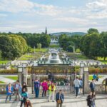 حديقة جميلة مع نافورة وزوار في مدينة اوسلو النرويج