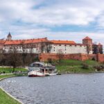 قلعة تاريخية على ضفاف النهر