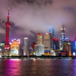 شنغهاي ليلا مع ناطحات السحاب