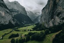 وادي جبلي في انترلاكن سويسرا أخضر تحت سماء غائمة