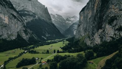 مدونتي السياحية من زيورخ إلى إنترلاكن: دليل شامل لأجمل وجهة طبيعية في أوروبا وادي جبلي في انترلاكن سويسرا أخضر تحت سماء غائمة