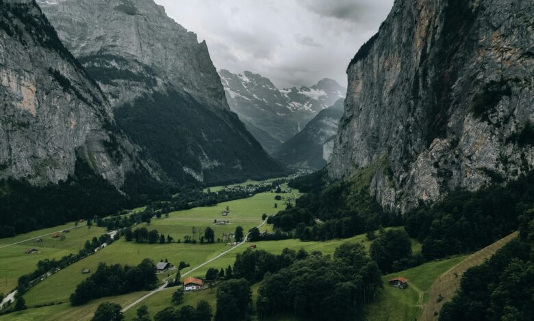 مدونتي السياحية من زيورخ إلى إنترلاكن: دليل شامل لأجمل وجهة طبيعية في أوروبا وادي جبلي في انترلاكن سويسرا أخضر تحت سماء غائمة