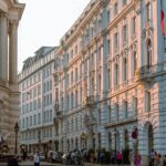 شارع تاريخي في فيننا بمباني كلاسيكية في ساحة مفتوحة