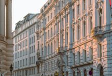 شارع تاريخي في فيننا بمباني كلاسيكية في ساحة مفتوحة