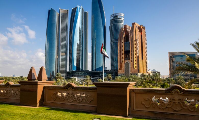 أفق مدينة أبوظبي وأبراج الاتحاد بالقرب من أفضل الفنادق والمعالم السياحية